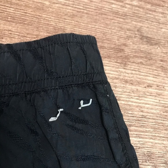 Lorna Jane Textured Black Running Shorts - Picture 4 of 5